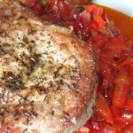 receta-de-chuletas-de-cerdo-con-salsa-de-tomate-y-albahaca-en-freidora-sin-aceite
