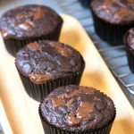 receta-de-muffins-de-platano-y-chocolate-oscuro-en-freidora-sin-aceite